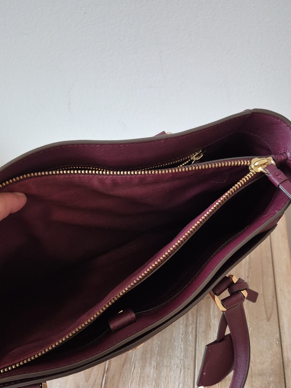 Tory Burch Robinson Burgundy Tote Bag - Picture 11 of 16